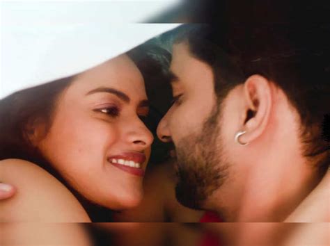 Neha Mahajan Romances Vijay Andalkar In Her New Music Video Marathi