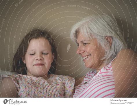 Mutter Und Tochter Lachen Zusammen Ein Lizenzfreies Stock Foto Von