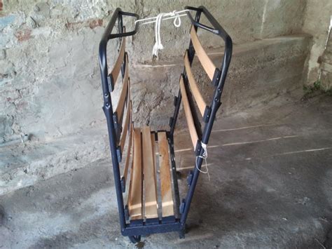 Ancoraggio al suolo dei pali con piastre metalliche e montaggio a incastro, per creare una robusta struttura ombreggiante. Costruire un banco da lavoro con materiale di riciclo | Il ...