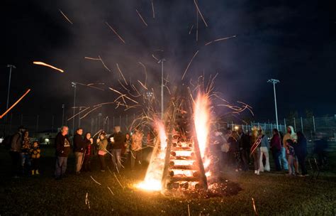 A Louisiana Christmas Tradition Bonfires On The Levee Louisiana Travel