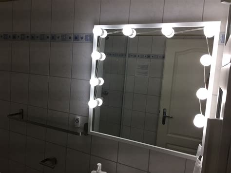 Damit beleuchten sie den waschplatz und schaffen eine extravagant moderne. Seitliche Leuchten Spiegel - Badezimmer Spiegel Beleuchtung Die Praktisch Sinnvolle ...