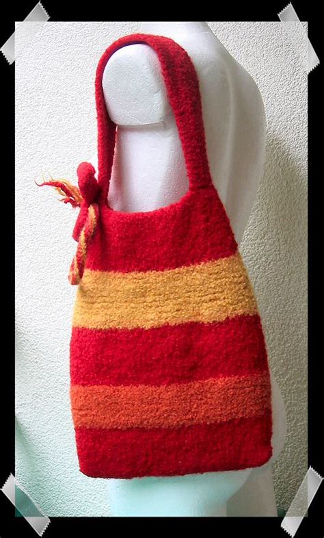 You can choose to line it, so instructions for lining are also included here. FriendSheep: FREE PATTERNS - Felted Knitting Bag