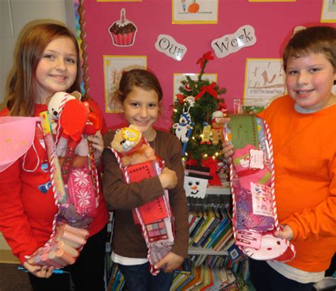 12 11 2012 Third Graders At Oc Elementary Fill Stockings For The Salvation Army News Ocean