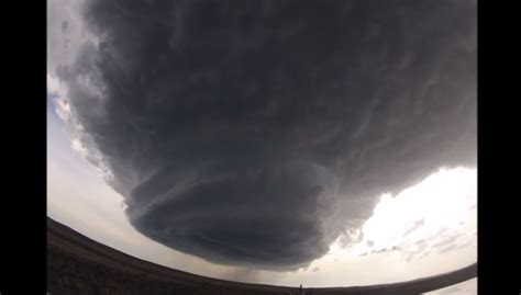 Watch This Terrifying Video Of A Giant Supercell Thunderstorm Taking Shape