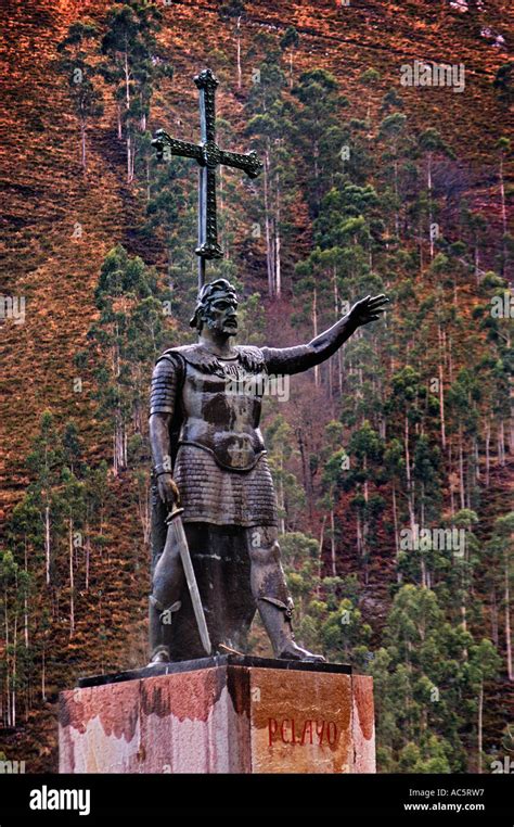 Pelayo Estatua En El Santuario De Nuestra Señora De Covadonga Asturias