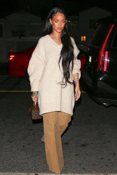 Rihanna Marches Into Fall With A Whole New Look Rihanna Outfits Rihanna Looks Celebrity Style