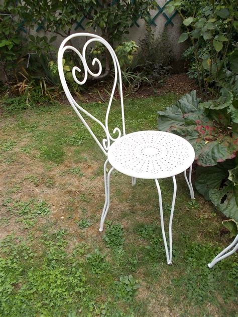 Chaises blanches en fer forgé | Outdoor tables, Outdoor ...