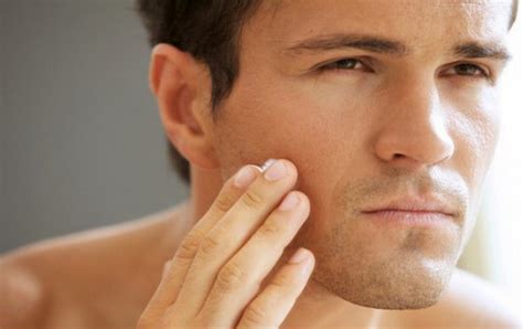 Cara merawat kulit wajah agar muka tidak kusam selanjutnya dengan menggunakan pelembap. Cara Mudah Merawat Kulit Wajah Secara Alami | Female On Klik!