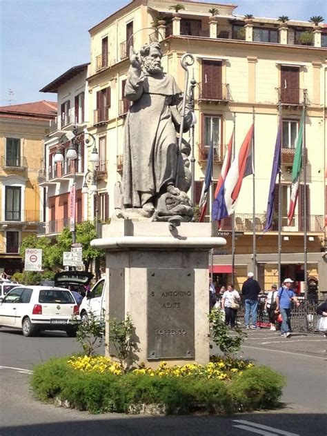 La Statua Di Santantonino Protettore Di Sorrento In Piazza Tasso