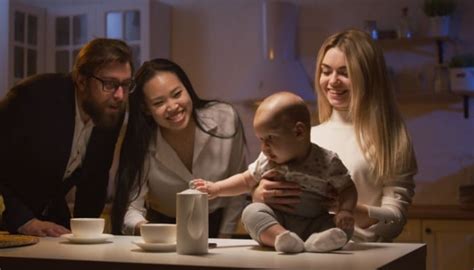A babysitter temporarily fills in for the parents/guardians when they need extra help caring for their child(ren). How to Find a Good Babysitter (2021 Guide) - Parents Plus Kids
