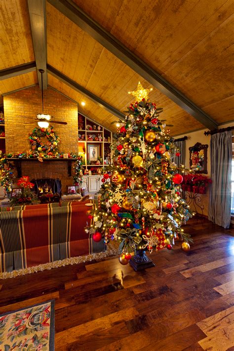 Country home decorating is all about building a warm, inviting space with uncomplicated furnishings and accents. Show Me a Country French Home dressed for Christmas | Show ...