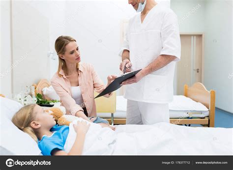 Médico Mostrando Algo Portapapeles Madre Del Niño Enfermo — Foto De