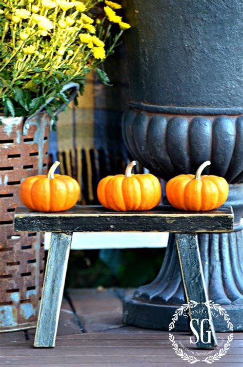 Idead to decorate a very small yard. OUTDOOR FALL DECORATING IN SMALL SPACES - StoneGable