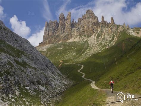 È locato in mezzo ai prati verdi dell' alpe e dà una vista bellissima sul gruppo del sasso piatto esullo sciliar. Affitti Alpe di Siusi (Seiser Alm) in un appartamento per ...