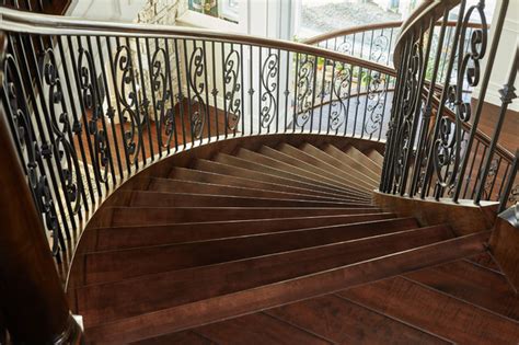 Elegant Maple Curve Classique Escalier Edmonton Par Specialized