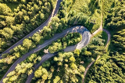 Vista Aérea Da Estrada Sinuosa Em Alta Montanha Passar Através De