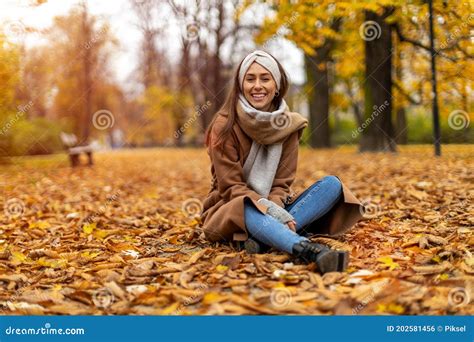 Porträt Der Lächelnden Jungen Frau In Einem Park Im Herbst Stockfoto
