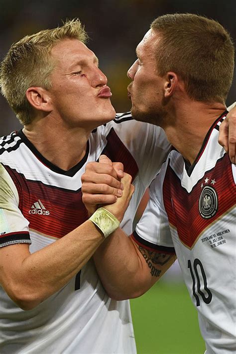 Die nationalmannschaft ist ein fussball team von einem land bzw. Große Gefühle bei den WM-Siegern: Fußball-WM 2014: Die