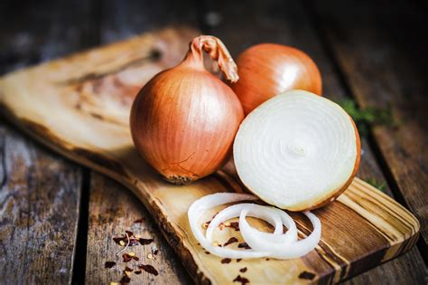 Zwiebel gehören zu den liliengewächsen. Zwiebeln ernten und lagern: Tipps zur Zwiebelernte ...