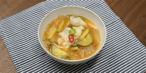 2sdm tepung beras 1/2gelas air (campurkan air dan tepung beras kemudian masak sampai mengental. 23 Resep Masakan Korea yang Mudah Dibuat di Rumah - IJN News