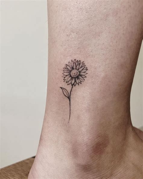 Minimalist Sunflower Tattoo © Tattoo Artist Gray Ink 💘🌻💘🌻💘🌻💘🌻💘