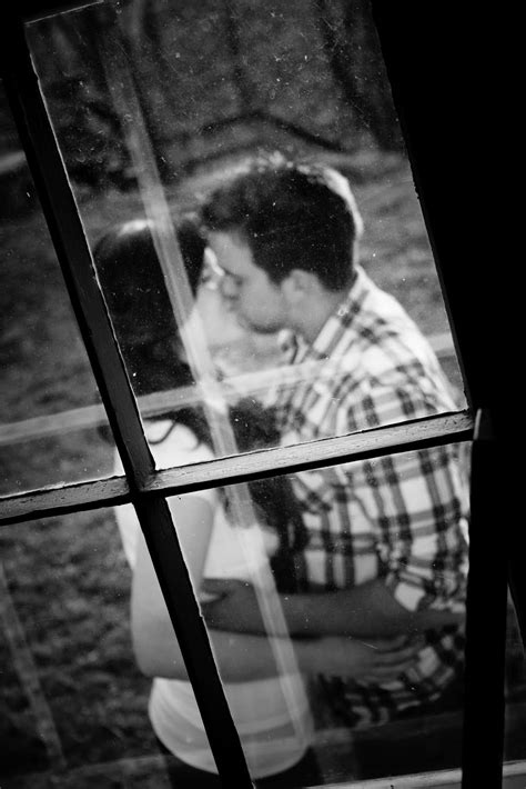 engagement photography window kissing shot couples coolkissideas