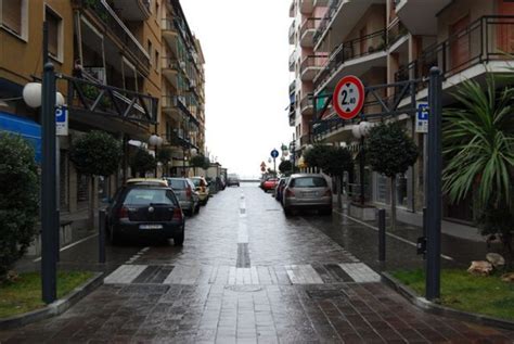 Un altro esempio di elemento di arredo urbano è il semaforo, preposto per dare l'avvio al traffico. Trova l'eccellenza nella vendita di arredo urbano! | Lastimma