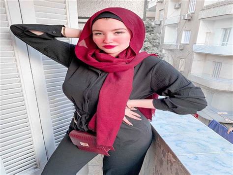وفي مقاطع فيديو لها تعتبر الطالبة حنين نفسها بأنها مؤثرة عبر مواقع التواصل الاجتماعي، وهي تستغرب الهجمة التي. القبض على الطالبة "حنين حسام" لاتهامها بالتحريض على الفجور | مصراوى