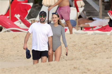 Leelee Sobieski With Her Husband Adam Kimmel On The Beach 11 Gotceleb