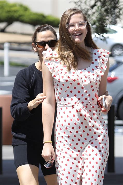 Jennifer Garner And Ben Affleck S Rarely Seen Daughter Violet Is All Grown Up As She Towers
