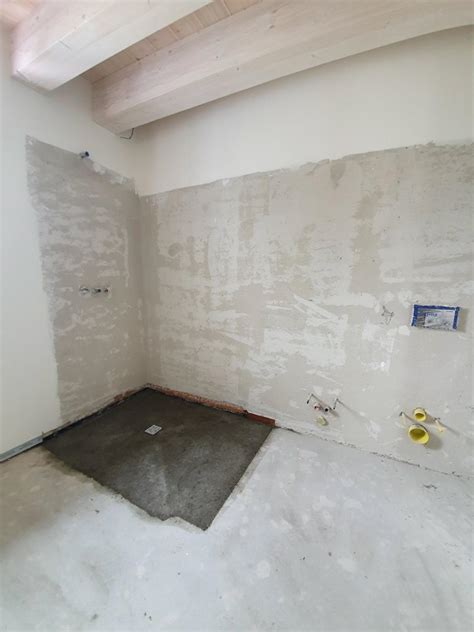 Scopri le piastrelle in gres porcellanato e in ceramica per i pavimenti ed i rivestimenti del bagno. Quanto costa posare una piastrella? | Fratelli Pellizzari