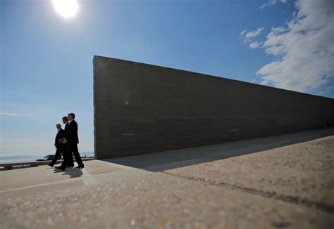 Obama Rinde Homenaje En Compañía De Macri A Desaparecidos En Argentina Fotos