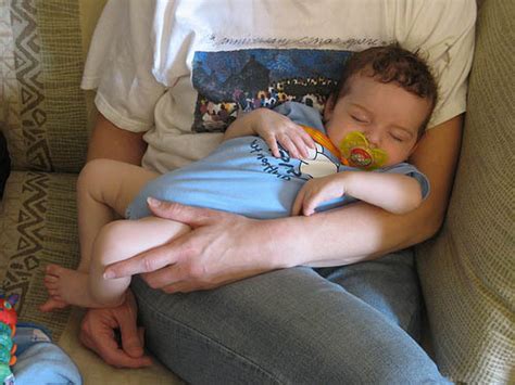 Bebés de alta demanda durmiendo las siestas en brazos