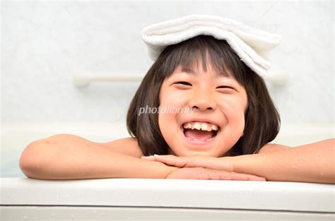 お風呂に入る女の子 写真素材 フォトライブラリー photolibrary