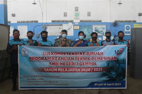 Check spelling or type a new query. UJI KOMPETENSI KEAHLIAN SEBAGAI SARANA UNJUK KEMAMPUAN SISWA | SMK NEGERI 1 GEMPOL