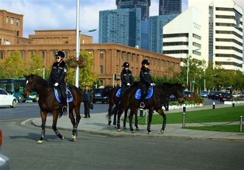 Dalians Mounted Policewomen In Full Leather Uniform Street View