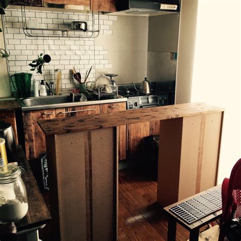 キッチンカウンター作りの続きです。 とても地味な作業の動画なので退屈かもしれませんが、 だんだん形になってきました。 まだ未完成ですけど。 扉つけてスライド棚の高さを変更していろいろ微調整もやっていきます。 キッチンカウンターをDIYしよう!作り方・マネしたくなる ...