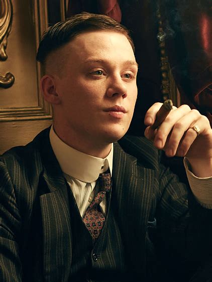 A gangster family epic set in 1919 birmingham, peaky blinders centres on a gang who sew razor blades in the peaks of their caps, and their fierce boss tommy shelby, who means to move up in the world. Foto de Joe Cole - Poster Joe Cole - AdoroCinema