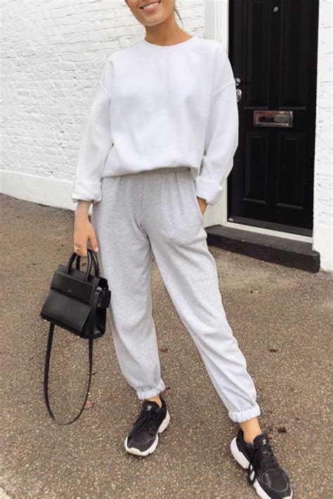 Mode Femme Casual Comfy Avec Un Jogging Gris Un Sweat Blanc Et Des