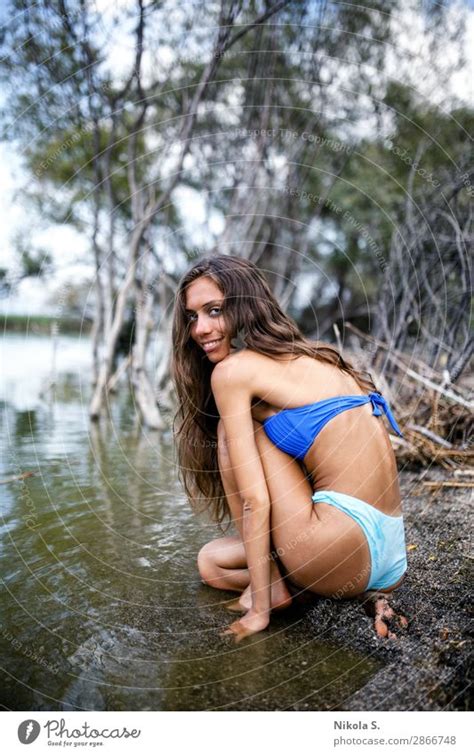 Sexy Mädchen Im Bikini Auf Einem Kleinen Strand In Tropischen Sumpf Umgebung Ein Lizenzfreies