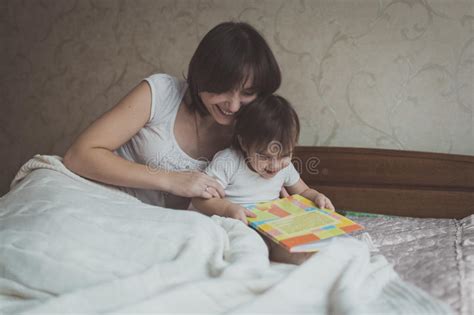 Libro De Lectura Joven Del Niño De La Madre Y De La Hija Que Se Sienta