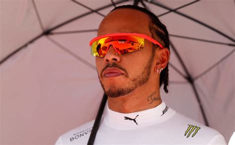 Lewis hamilton went on to win the silverstone gp even after 10 second penalty which was given lewis hamilton entertained his fans with masterful driving. Hoe Lewis Hamilton ook zonder Formule 1 miljoenen per jaar ...
