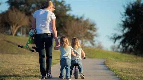 4 big benefits of being raised by a single mother