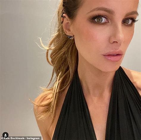 kate beckinsale 48 shares hilarious video of herself and a pal dressed up in giant alien