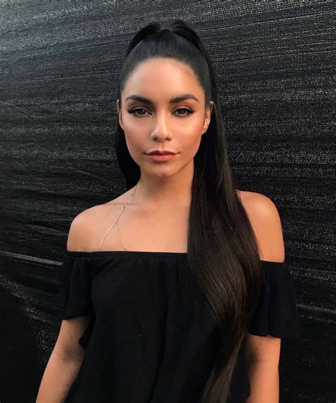 Without a distinct part, vanessa's hair is divided loosely into sections by the direction that her hair is combed. Vanessa Hudgens | Vanessa hudgens short hair, Vanessa ...