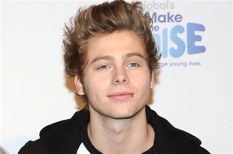 Interesting facts about luke hemmings (5sos member) family. Luke Hemmings - Fotolip.com Rich image and wallpaper