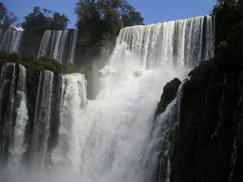 شلالات اجوازو … المياه الكبيرة للحدود المرسال