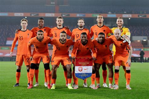 frenkie de jong and memphis depay star as the netherlands qualify for the 2022 world cup