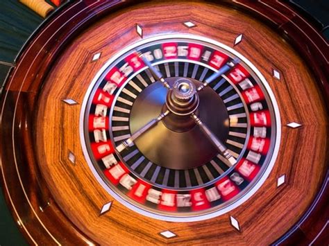 Normalmente se juega la ruleta en casinos con un tirador profesional (el croupier) quien gira la ruleta, lanza la bola, recoge las apuestas que perdieron y paga las que ganaron. ¿Qué tan bien conoces el juego de la ruleta? | Playbuzz