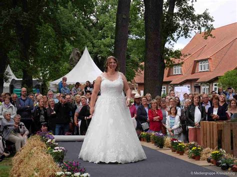 Contribute to gaolin/brautkleider development by creating an account on github. Brautkleider aus Heemsen: Prom Dress feiert Geburtstag mit ...